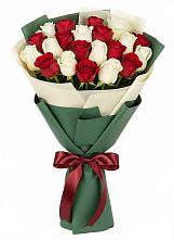 Букет Микс из красных и белых роз в Усолье