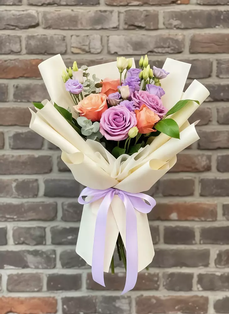 Букет цветов из: Лизиантусы и Розы в Усолье