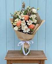 Букет цветов из:  Альстромерии, Лизиантусы, Розы и Хризантемы в Усолье