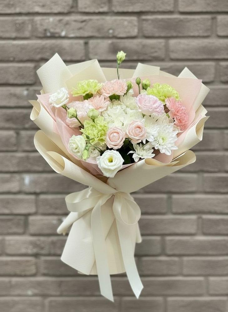 Букет цветов из: Гвоздики, Розы, Лизиантусы и Хризантемы в Усолье