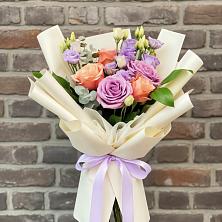 Букет цветов из:  Лизиантусы и Розы в Усолье