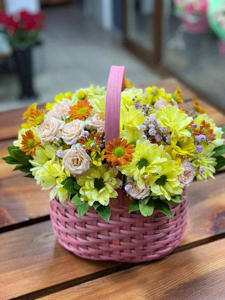 Цветочная композиция из Хризантемы и Розы в корзине в Усолье
