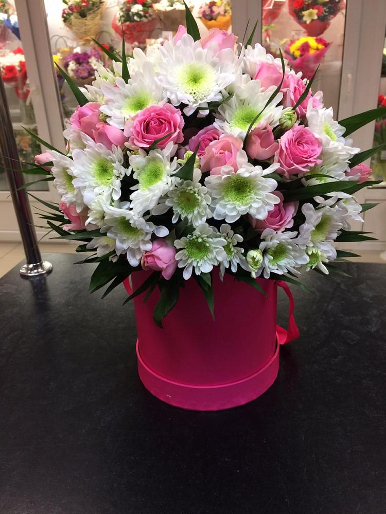 Цветочная композиция из Розы и Хризантемы в шляпной коробке в Усолье