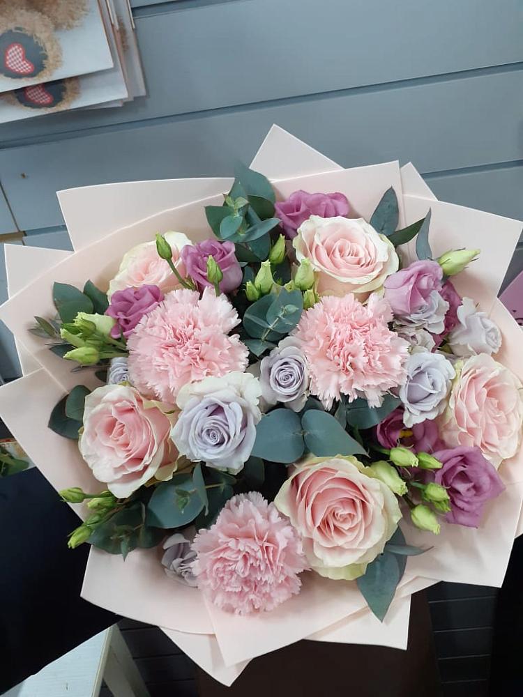 Букет цветов из: Розы, Гвоздики и Лизиантусы в Усолье